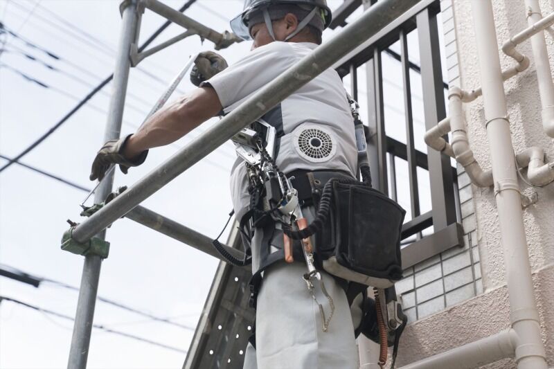 足場の手すりを解体するスタッフ